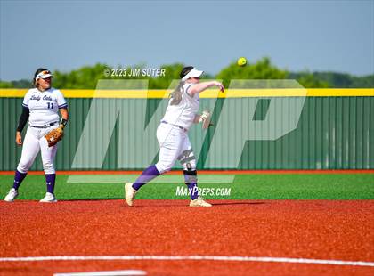 Thumbnail 1 in Lake Creek vs Elgin (UIL 5A Reg III Area Playoff) photogallery.
