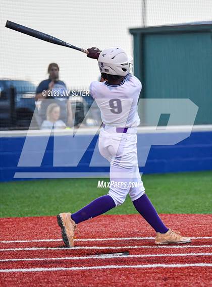 Thumbnail 1 in Lake Creek vs Elgin (UIL 5A Reg III Area Playoff) photogallery.