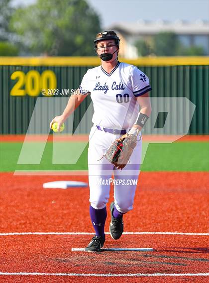 Thumbnail 1 in Lake Creek vs Elgin (UIL 5A Reg III Area Playoff) photogallery.