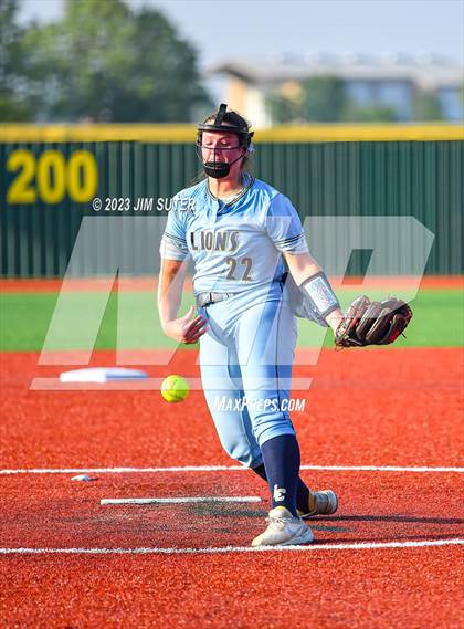 Thumbnail 2 in Lake Creek vs Elgin (UIL 5A Reg III Area Playoff) photogallery.