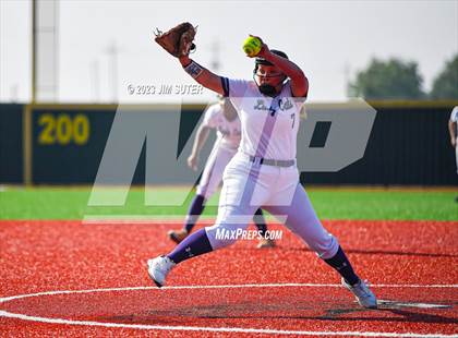Thumbnail 2 in Lake Creek vs Elgin (UIL 5A Reg III Area Playoff) photogallery.