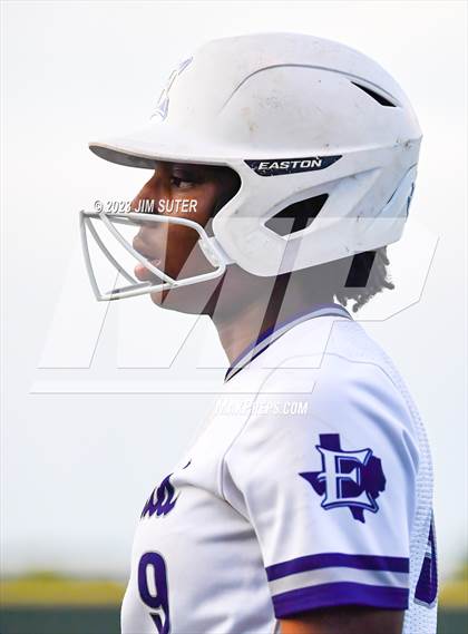 Thumbnail 2 in Lake Creek vs Elgin (UIL 5A Reg III Area Playoff) photogallery.