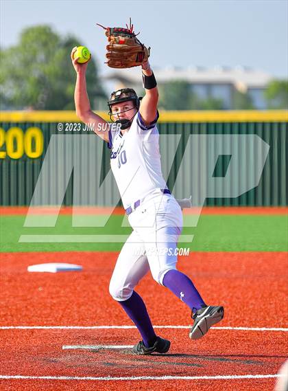 Thumbnail 1 in Lake Creek vs Elgin (UIL 5A Reg III Area Playoff) photogallery.