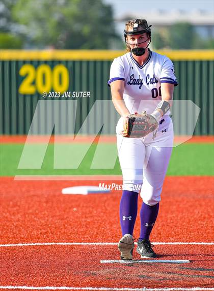 Thumbnail 3 in Lake Creek vs Elgin (UIL 5A Reg III Area Playoff) photogallery.