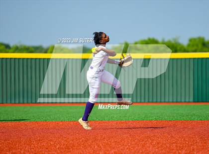 Thumbnail 3 in Lake Creek vs Elgin (UIL 5A Reg III Area Playoff) photogallery.