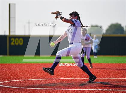 Thumbnail 1 in Lake Creek vs Elgin (UIL 5A Reg III Area Playoff) photogallery.