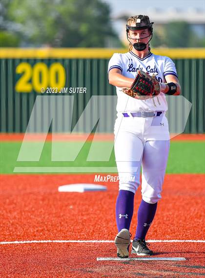 Thumbnail 1 in Lake Creek vs Elgin (UIL 5A Reg III Area Playoff) photogallery.