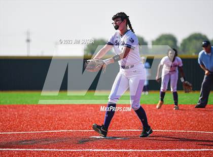 Thumbnail 3 in Lake Creek vs Elgin (UIL 5A Reg III Area Playoff) photogallery.