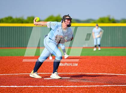 Thumbnail 3 in Lake Creek vs Elgin (UIL 5A Reg III Area Playoff) photogallery.