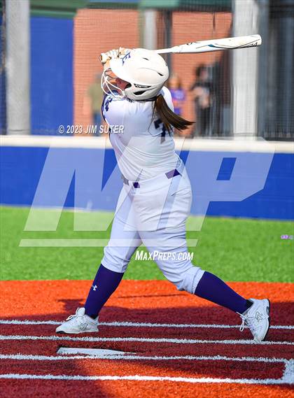 Thumbnail 2 in Lake Creek vs Elgin (UIL 5A Reg III Area Playoff) photogallery.