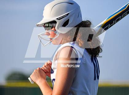 Thumbnail 2 in Lake Creek vs Elgin (UIL 5A Reg III Area Playoff) photogallery.