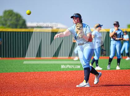Thumbnail 3 in Lake Creek vs Elgin (UIL 5A Reg III Area Playoff) photogallery.