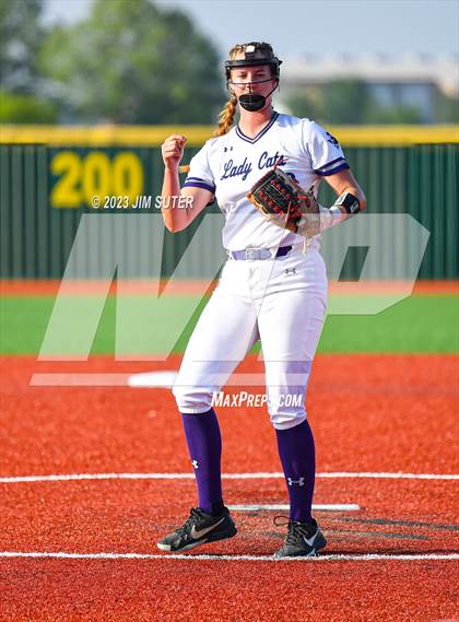 Thumbnail 1 in Lake Creek vs Elgin (UIL 5A Reg III Area Playoff) photogallery.