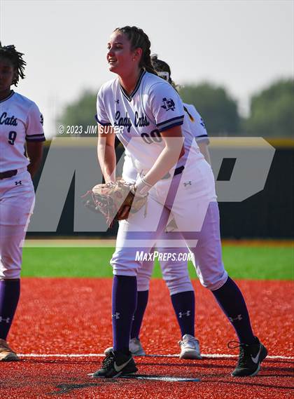Thumbnail 2 in Lake Creek vs Elgin (UIL 5A Reg III Area Playoff) photogallery.