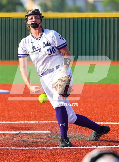 Thumbnail 3 in Lake Creek vs Elgin (UIL 5A Reg III Area Playoff) photogallery.