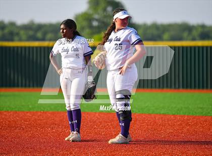 Thumbnail 1 in Lake Creek vs Elgin (UIL 5A Reg III Area Playoff) photogallery.