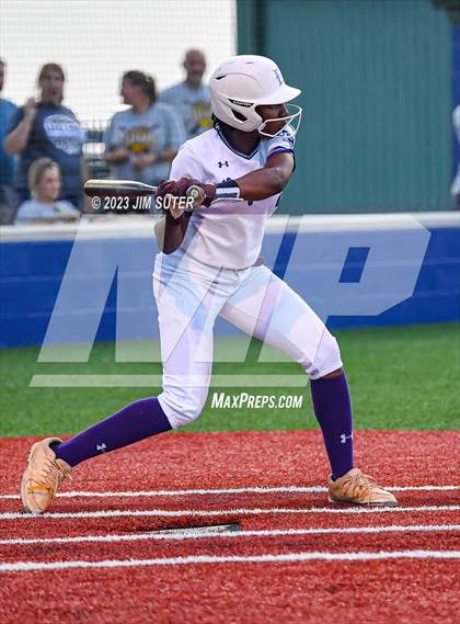 Thumbnail 1 in Lake Creek vs Elgin (UIL 5A Reg III Area Playoff) photogallery.