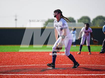 Thumbnail 1 in Lake Creek vs Elgin (UIL 5A Reg III Area Playoff) photogallery.