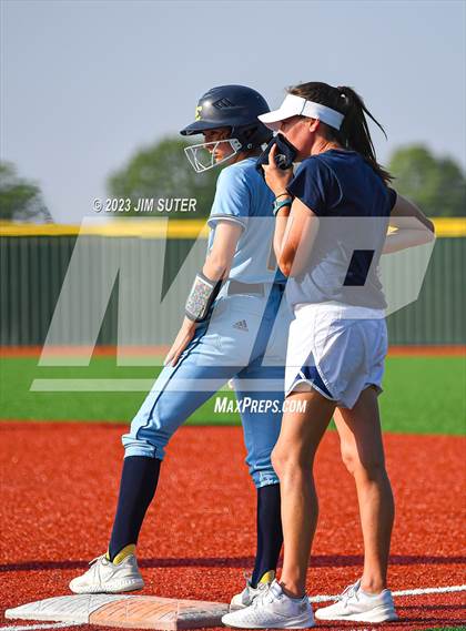 Thumbnail 2 in Lake Creek vs Elgin (UIL 5A Reg III Area Playoff) photogallery.