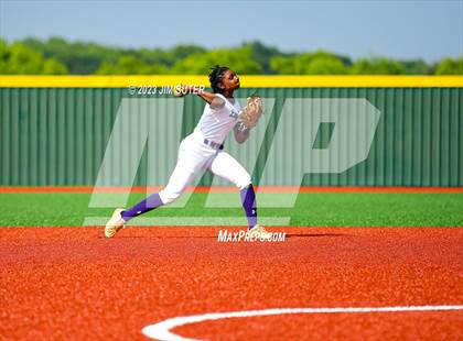 Thumbnail 3 in Lake Creek vs Elgin (UIL 5A Reg III Area Playoff) photogallery.
