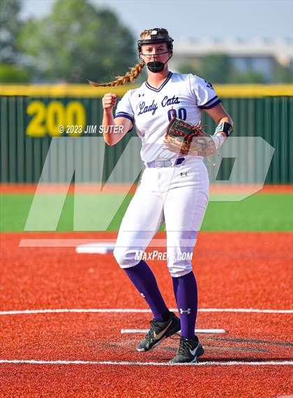 Thumbnail 3 in Lake Creek vs Elgin (UIL 5A Reg III Area Playoff) photogallery.