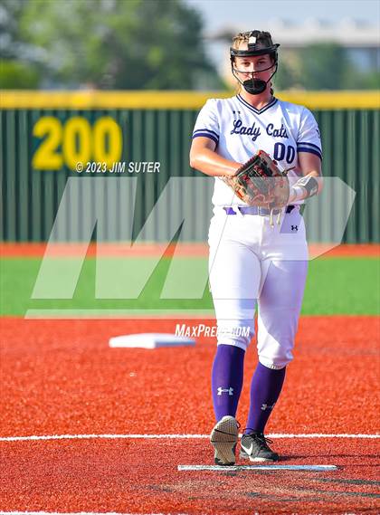 Thumbnail 3 in Lake Creek vs Elgin (UIL 5A Reg III Area Playoff) photogallery.