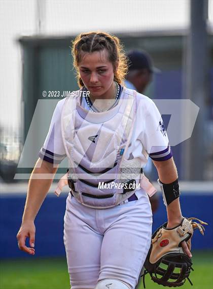 Thumbnail 2 in Lake Creek vs Elgin (UIL 5A Reg III Area Playoff) photogallery.