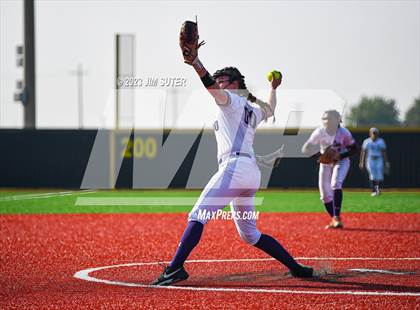 Thumbnail 3 in Lake Creek vs Elgin (UIL 5A Reg III Area Playoff) photogallery.