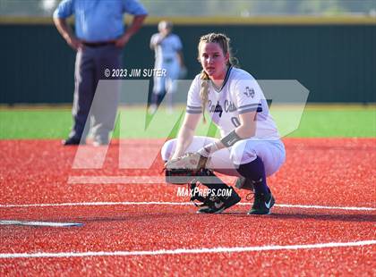Thumbnail 3 in Lake Creek vs Elgin (UIL 5A Reg III Area Playoff) photogallery.