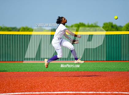 Thumbnail 1 in Lake Creek vs Elgin (UIL 5A Reg III Area Playoff) photogallery.