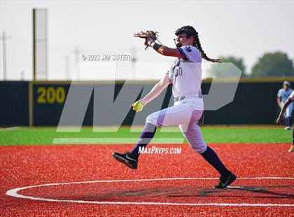 Thumbnail 2 in Lake Creek vs Elgin (UIL 5A Reg III Area Playoff) photogallery.