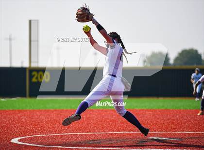 Thumbnail 3 in Lake Creek vs Elgin (UIL 5A Reg III Area Playoff) photogallery.