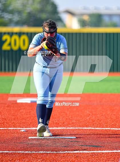 Thumbnail 3 in Lake Creek vs Elgin (UIL 5A Reg III Area Playoff) photogallery.