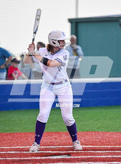 Thumbnail 3 in Lake Creek vs Elgin (UIL 5A Reg III Area Playoff) photogallery.