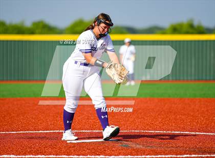 Thumbnail 2 in Lake Creek vs Elgin (UIL 5A Reg III Area Playoff) photogallery.