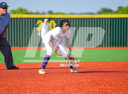Thumbnail 1 in Lake Creek vs Elgin (UIL 5A Reg III Area Playoff) photogallery.