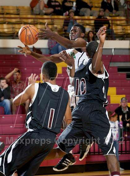 Thumbnail 1 in Green Country HomeSchool vs. Sunrise Christian Academy (Fantasy of Lights) photogallery.