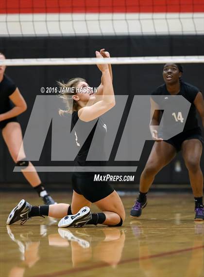 Thumbnail 2 in Bishop England vs Waccamaw (SCHSL 3rd Round) photogallery.