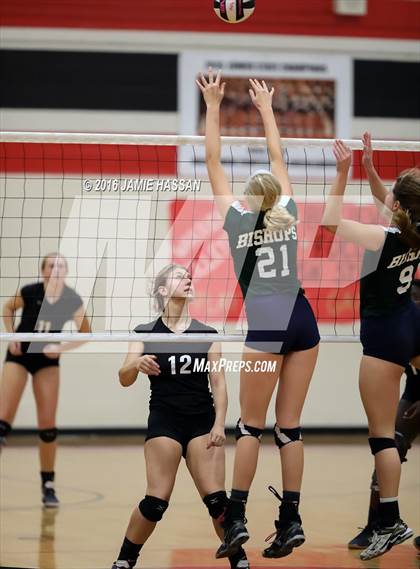 Thumbnail 1 in Bishop England vs Waccamaw (SCHSL 3rd Round) photogallery.