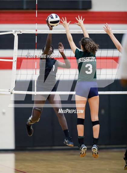 Thumbnail 2 in Bishop England vs Waccamaw (SCHSL 3rd Round) photogallery.