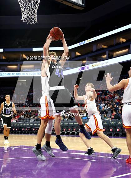 Thumbnail 3 in Davis vs. Jesuit photogallery.