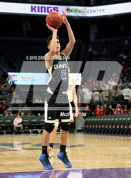 Thumbnail 3 in Davis vs. Jesuit photogallery.