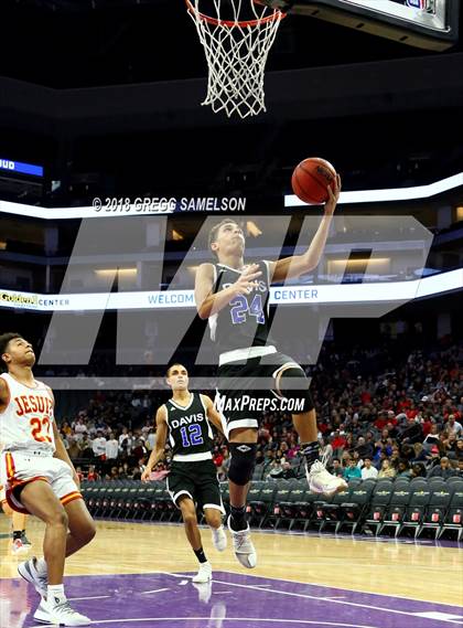 Thumbnail 2 in Davis vs. Jesuit photogallery.
