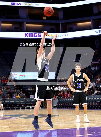 Thumbnail 2 in Davis vs. Jesuit photogallery.
