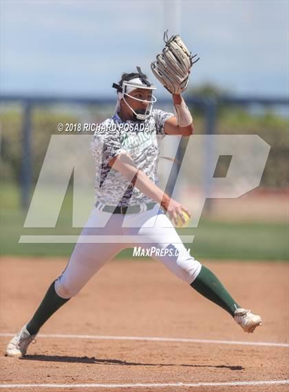 Thumbnail 2 in Dinuba vs. Selma (CIF DIII Final) photogallery.
