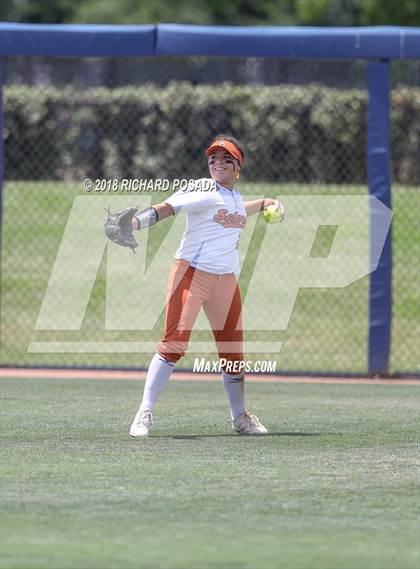 Thumbnail 2 in Dinuba vs. Selma (CIF DIII Final) photogallery.