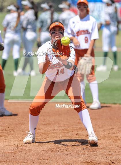Thumbnail 2 in Dinuba vs. Selma (CIF DIII Final) photogallery.