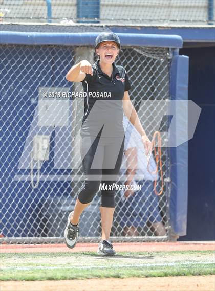 Thumbnail 3 in Dinuba vs. Selma (CIF DIII Final) photogallery.