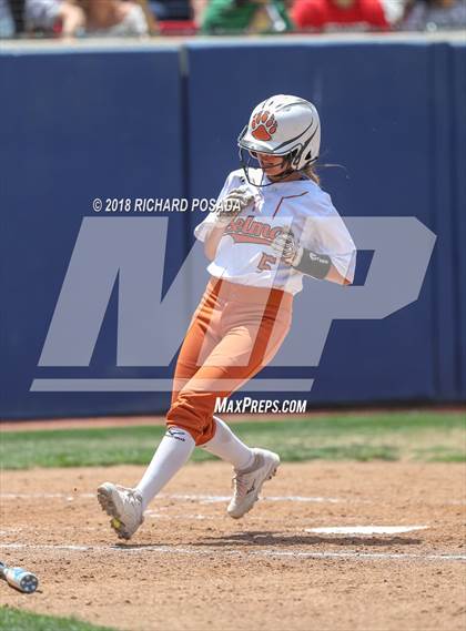 Thumbnail 1 in Dinuba vs. Selma (CIF DIII Final) photogallery.