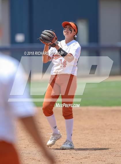 Thumbnail 2 in Dinuba vs. Selma (CIF DIII Final) photogallery.